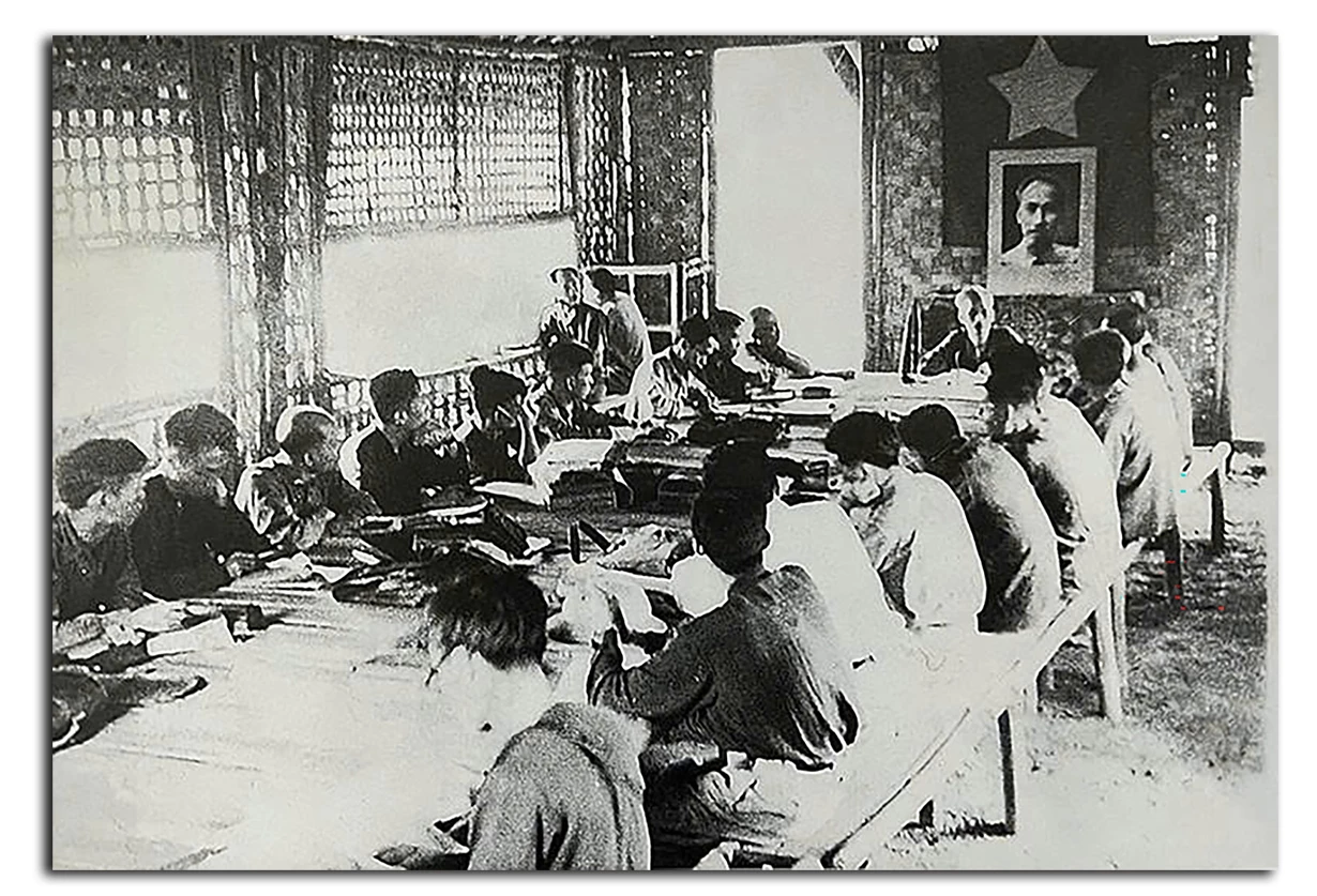 Chủ tịch Hồ Chí Minh chủ trì phiên họp Hội đồng Chính phủ tại thôn Lập Binh, xã Bình Yên, huyện Sơn Dương vào tháng 3/1951. (Ảnh tư liệu)