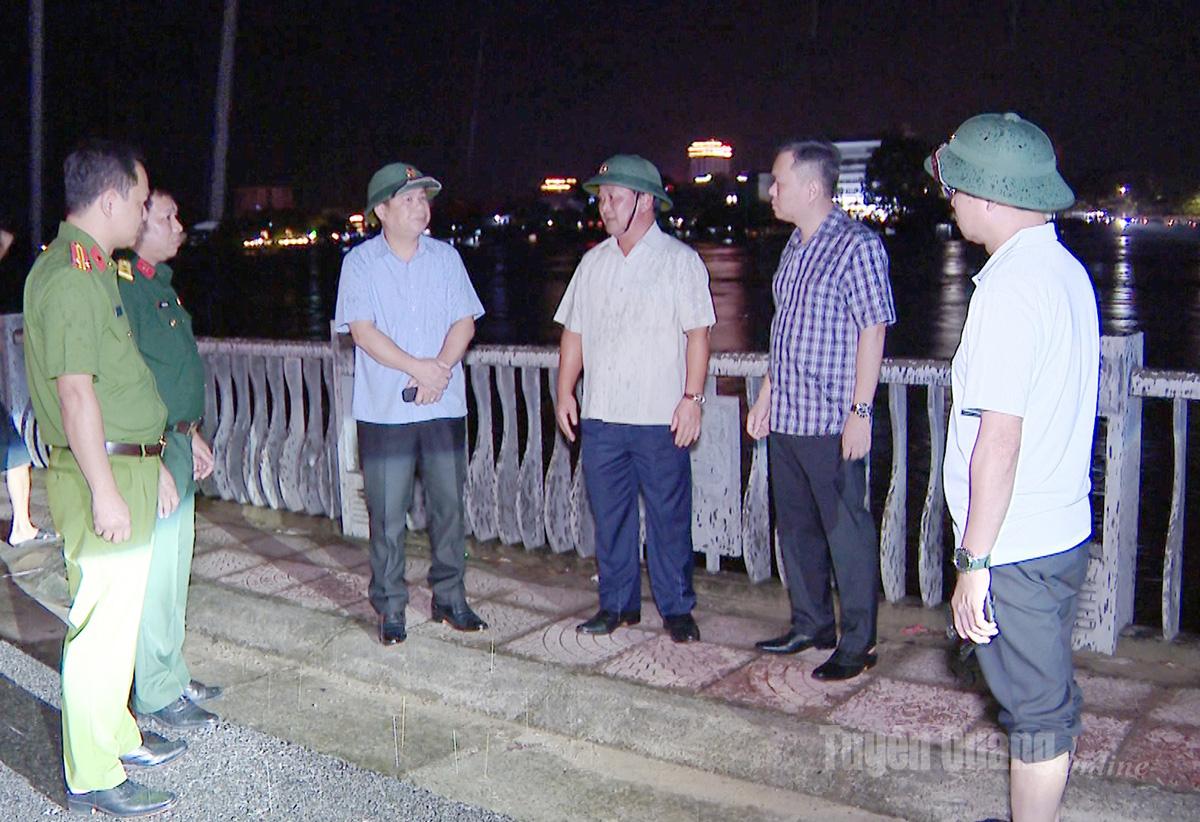 Provincial Party Secretary Hau A Lenh inspects and directs local authorities to act decisively in flood prevention and control.