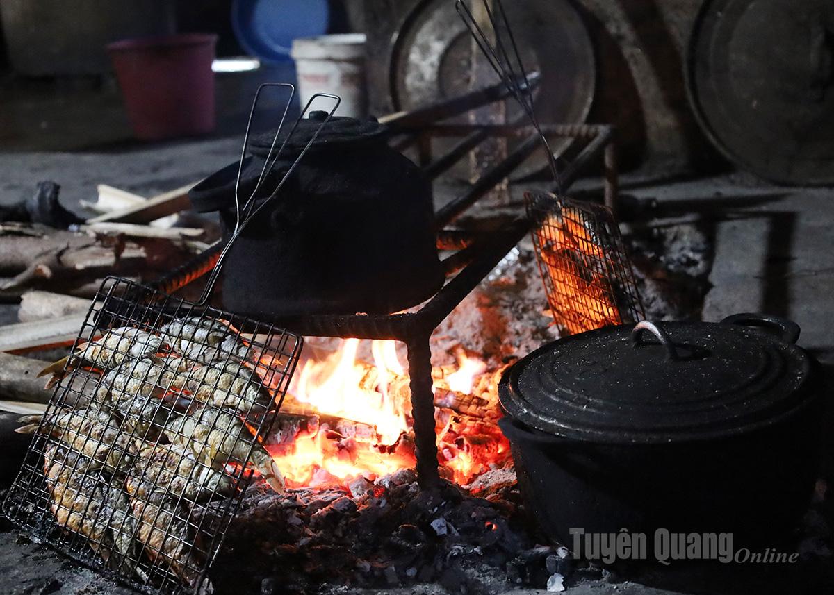 The grilled carp is turned evenly over the fire until the skin becomes crispy and golden brown, releasing an irresistible fragrance.
