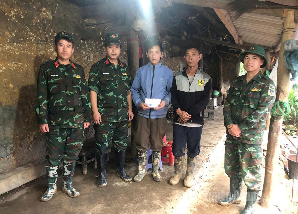 Ban Chỉ huy Phòng thủ khu vực 1 - Yên Minh đến động viên thăm hỏi hộ gia đình ông Vàng Chá Sờ, sinh năm 1982, có người chết, mất tích do sạt lở tại thôn Má Lầu A, xã Lũng Cú. Ảnh Phàn Dùng BCH QS tỉnh. Ảnh: Huy Toán