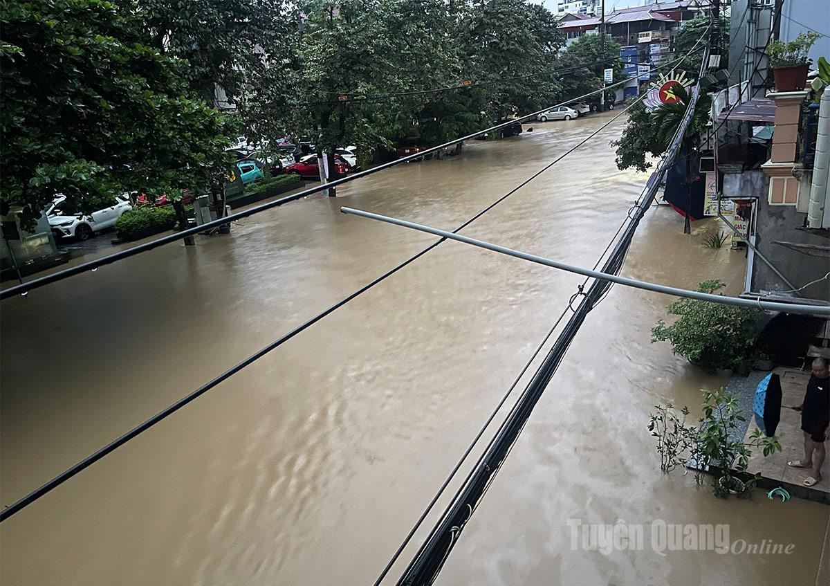Tại đường Nguyễn Trãi, phường Hà Giang 1 (khu vực ngân hàng BIDV chi nhánh Hà Giang). Khu vực này chưa bao giờ ngập, hiện mức nước lên gần 1m. Ảnh: Thảo Nguyên