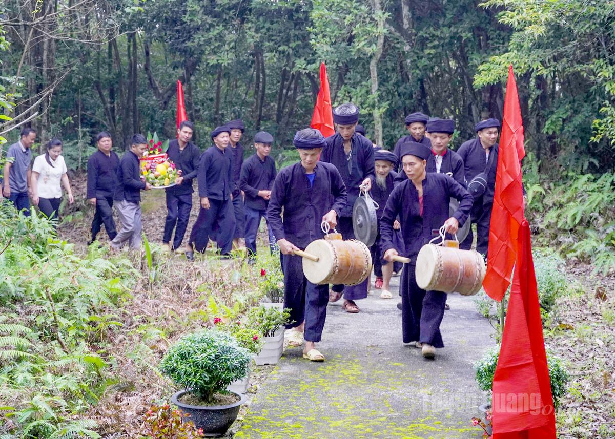 Dâng lễ tại Lễ hội Hoàng Vần Thùng của người La Chí.