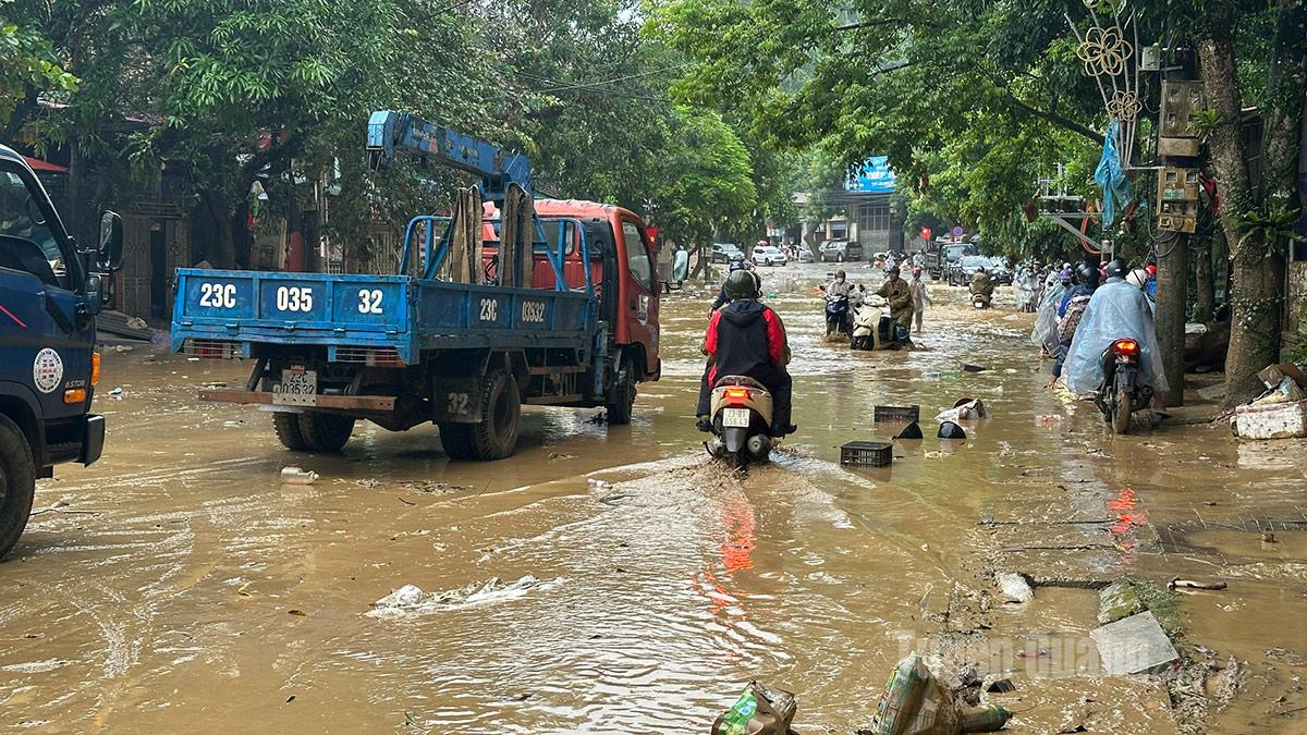 Khu vực ngập sâu đoạn chân dốc Mã tim, tổ 7, phường Hà Giang 1 vẫn ngập sâu trong nước. Ảnh: Nguyễn Yếm