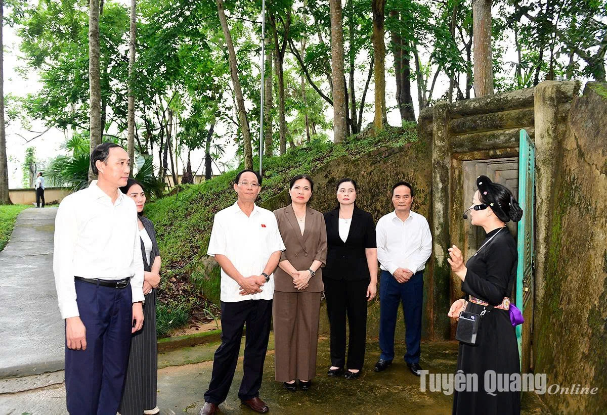 Đồng chí Phó Chủ tịch Quốc hội Trần Quang Phương,  nghe thuyết minh nơi ở và làm việc của Chủ tịch Tôn Đức Thắng tại Khu di tích Ban Thường trực Quốc hội.