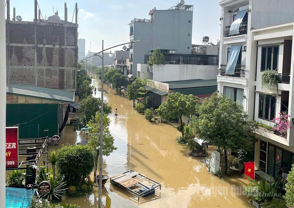 Khu Lê Lợi 4, phường Minh Xuân ngập sâu trong nước lũ. Ảnh: Mai Dung.