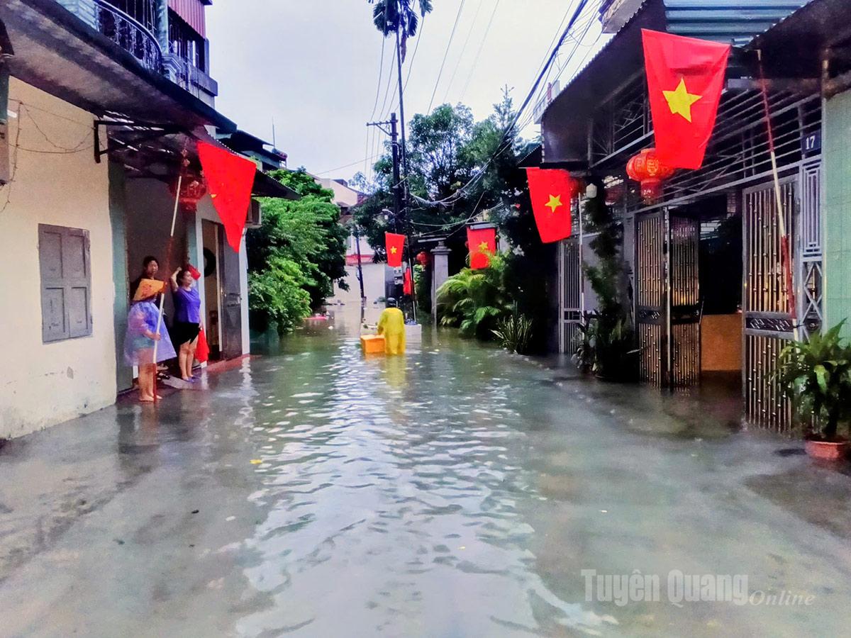 Ngõ 68, tổ 3 Trần Phú, phường Hà Giang 2 bị ngập sâu và cô lập. Ảnh: Văn Long