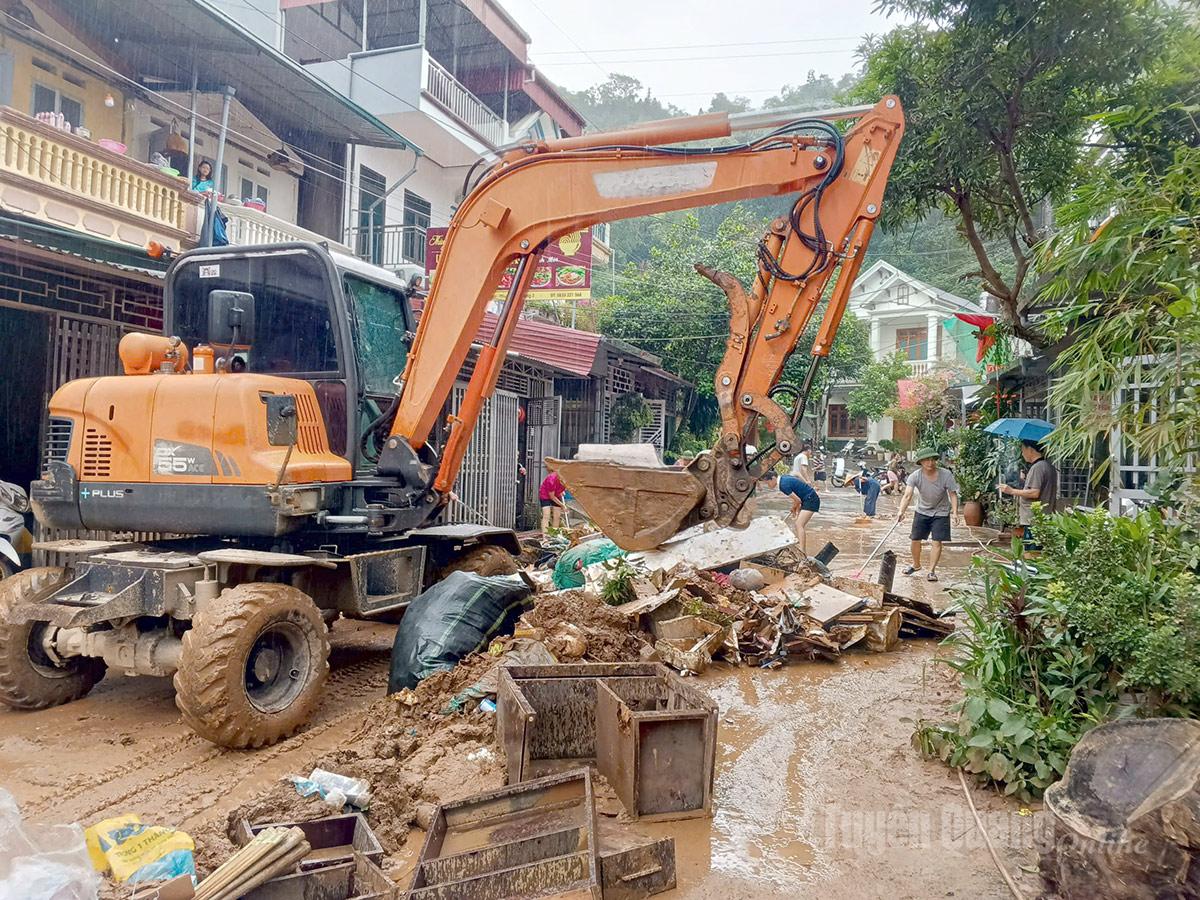 Nhân dân tổ 2 Trần Phú, phường Hà Giang 2 tập trung hót dọn rác, bùn đất. Ảnh: Văn Long