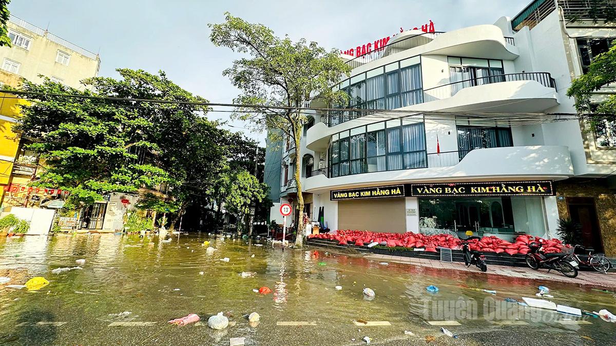 16h40 chiều nay, nước đã dâng đến một số khu vực dân cư tại đường Bình Thuận giao đường Lý Nam Đế, phường Minh Xuân. Ảnh Thu Hằng