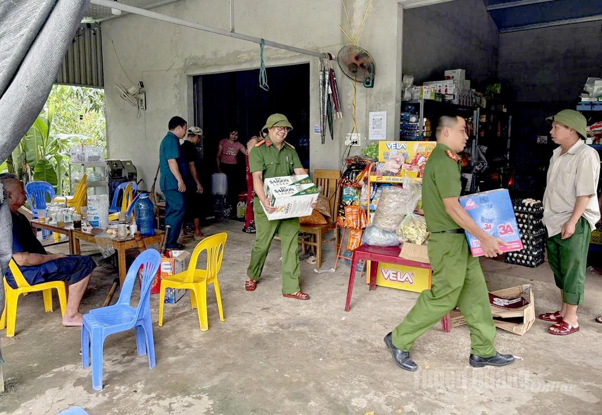 Lực lượng 4 tại chỗ xã Đồng Tâm chủ động hỗ trợ hộ dân tại thôn Bản Buốt, khu vực ngập úng di chuyển và sắp xếp đồ đạc đến nơi an toàn. Ảnh: Ánh Dương