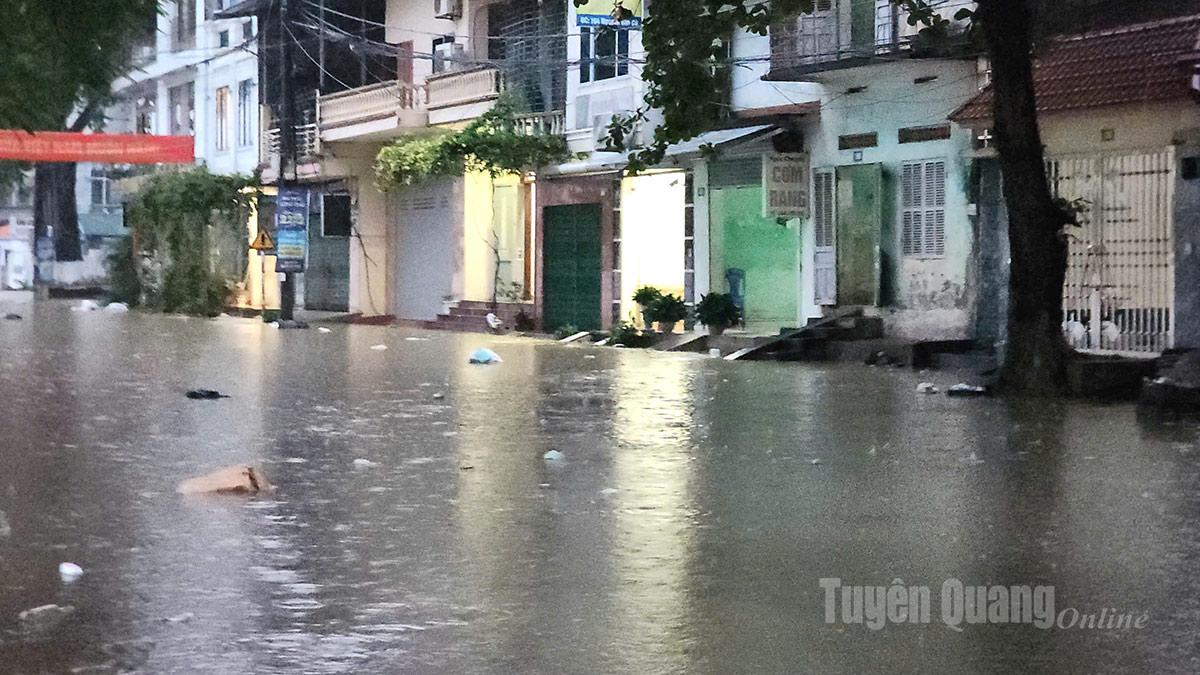 Nước lũ dâng cao đã ngập một số đoạn đường Chiến thắng Sông Lô. Ảnh: Thanh Phúc