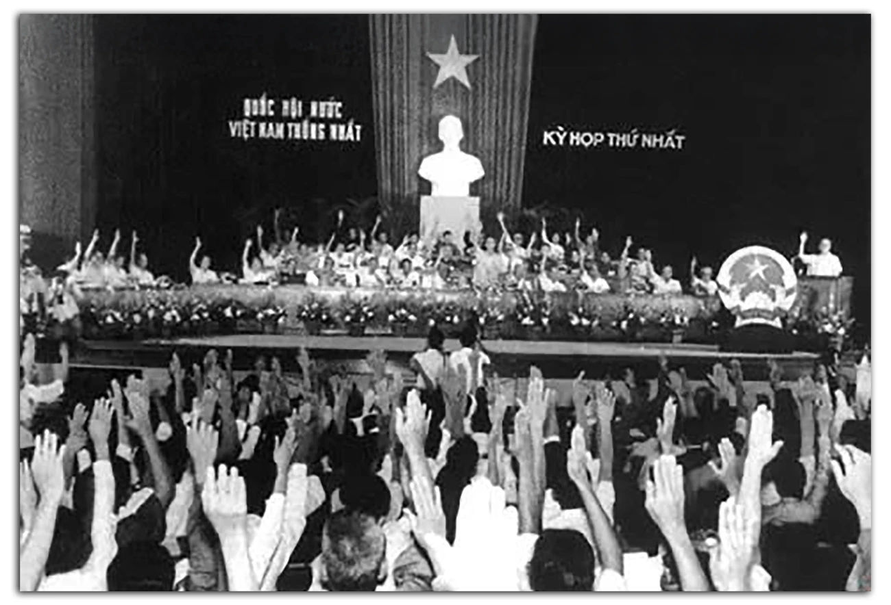 Quốc hội biểu quyết thông qua Quốc kỳ, Quốc huy, Quốc ca tại Kỳ họp thứ nhất, Quốc hội thống nhất, ngày 2/6/1976. Ảnh: Tư liệu