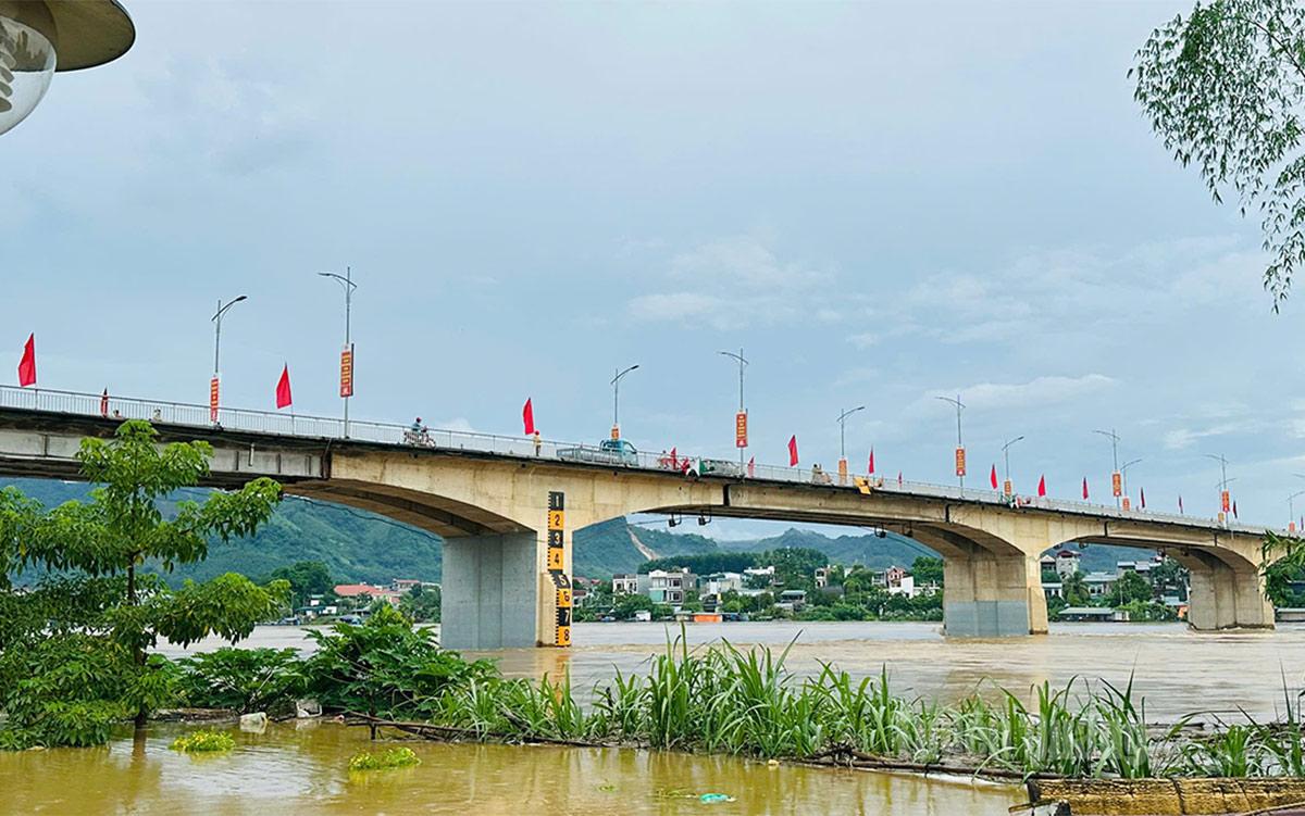 Mực nước ở cầu Nông Tiến ngay lúc này. Dòng nước chảy khá xiết. Ảnh: Thu Hằng