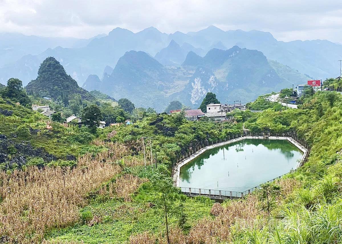 Hồ treo trên núi, trữ nước sinh hoạt cho thôn Mã Pì Lèng, xã Đồng Văn
