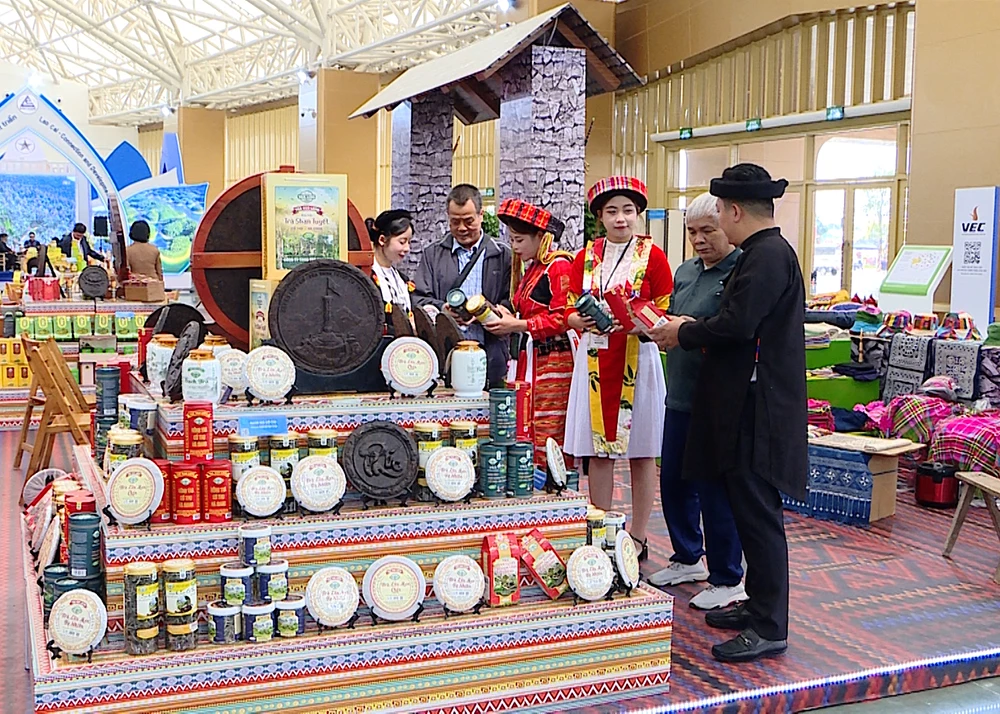 Khách tham quan gian hàng Tuyên Quang tại hội chợ.