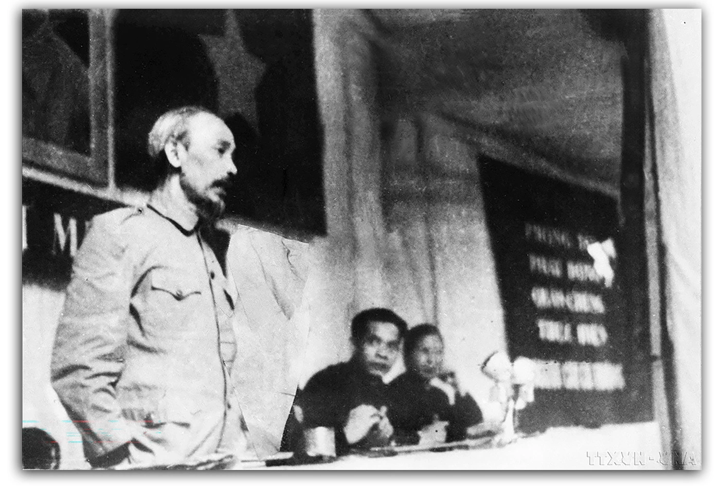 Chủ tịch Hồ Chí Minh phát biểu trên Đoàn Chủ tịch tại Kỳ họp thứ Ba, Quốc hội Khóa I, họp từ ngày 1 - 4/12/1953 ở thôn Lập Binh, Xã Bình Yên, huyện Sơn Dương. Ảnh: TTXVN