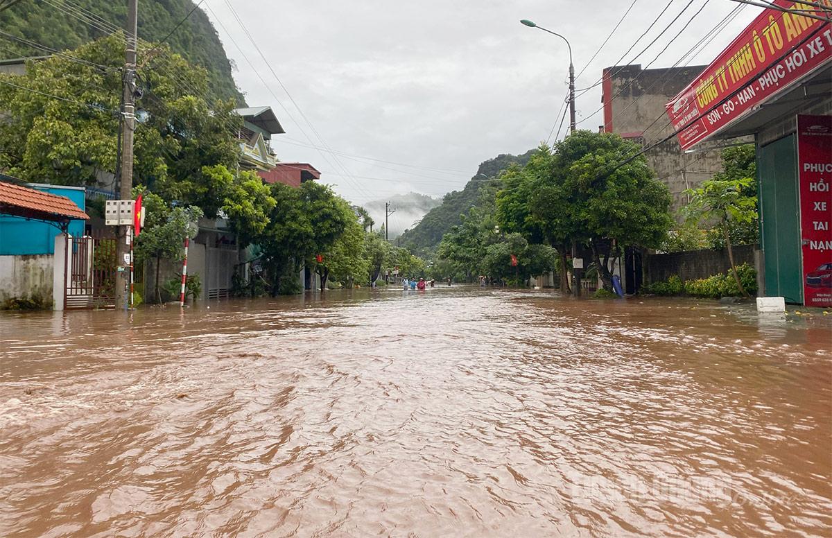 Đường Quốc lộ 4C đoạn km 6  bị ngập sâu, chia cắt Hà Giang với các địa phương vùng Cao nguyên đá. Ảnh Phạm Hoan