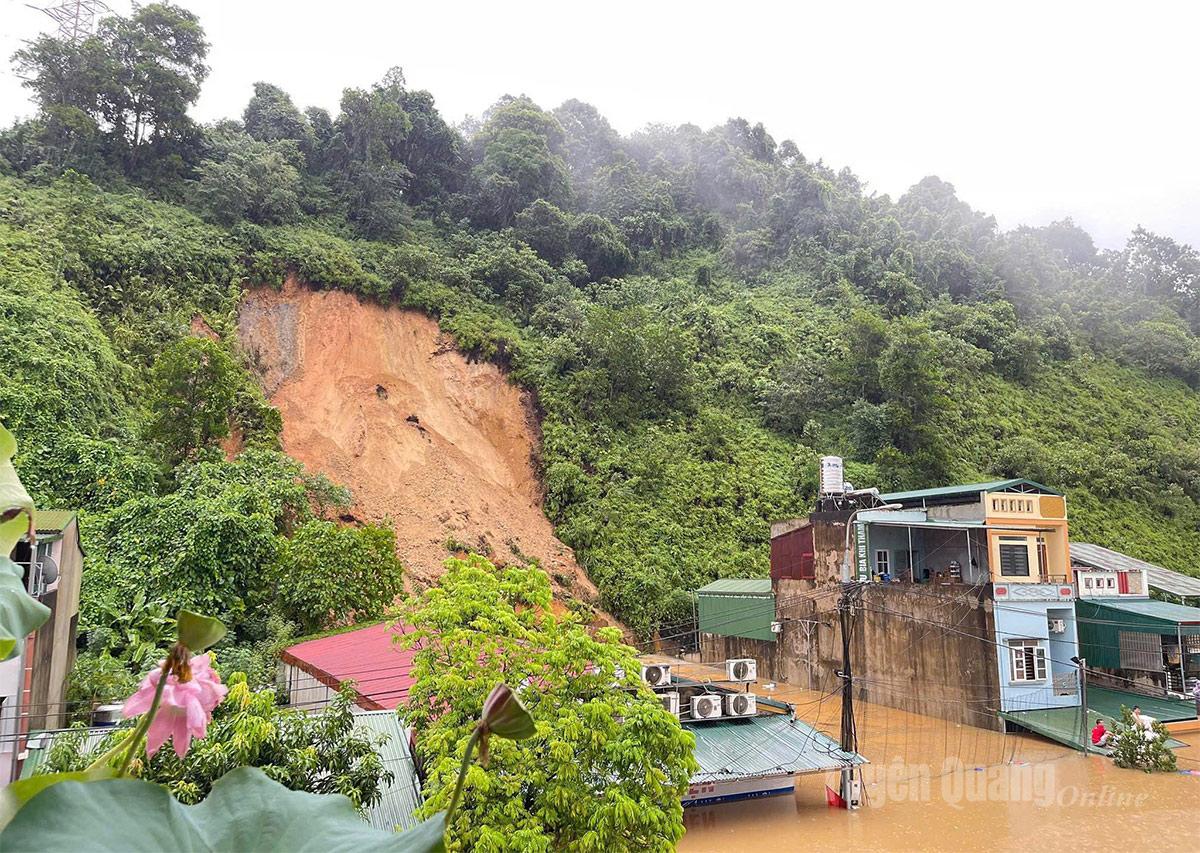 Khu vực chợ Phương Thiện, phường Hà Giang 1 bị sạt lở do mưa lớn kéo dài. Ảnh: My Ly