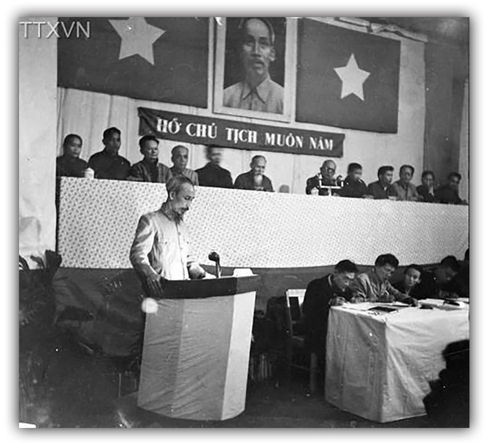 Chủ tịch Hồ Chí Minh trong phiên họp Quốc hội thông qua Luật cải cách ruộng đất (1953).(Ảnh tư liệu TTXVN)