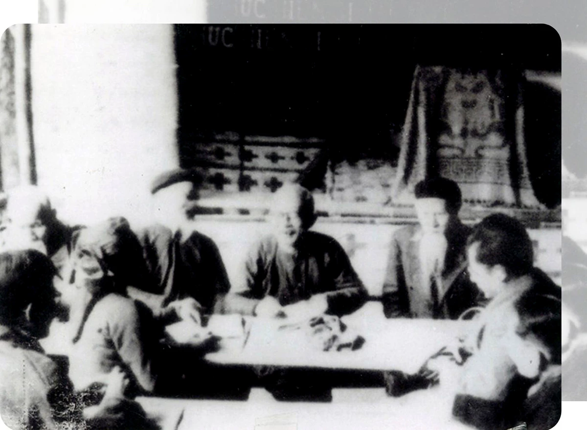 Đồng chí Tôn Đức Thắng chủ trì một tổ công tác thảo luận về luật cải cách ruộng đất trong
Hội nghị liên tịch giữa Ủy ban thường vụ Quốc hội khóa I và Mặt trận Liên Việt
tại xã Trung Yên, huyện Sơn Dương ngày 25/2/1952. (Ảnh tư liệu)