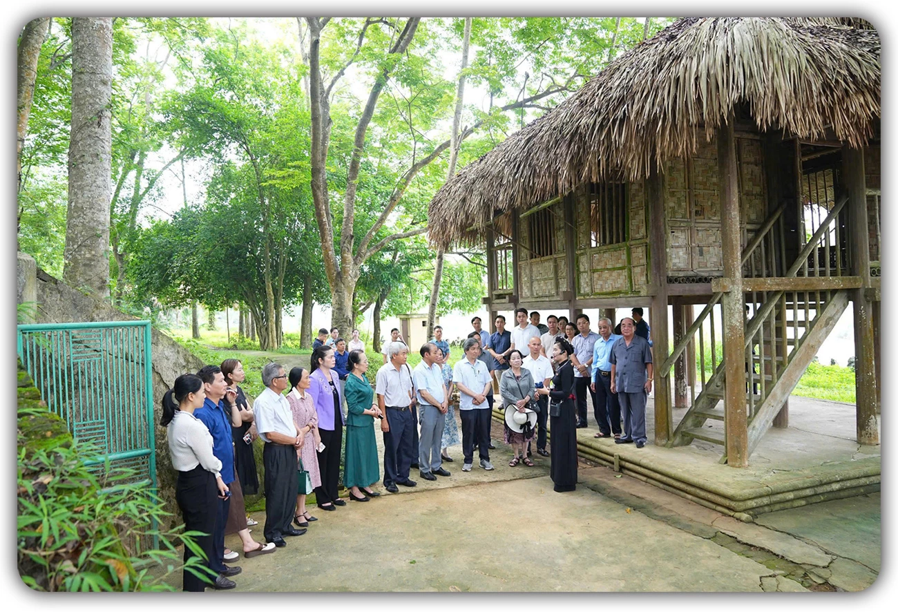 Đoàn đại biểu Quốc hội các khóa TP. Hải Phòng nghe giới thiệu về nơi ở và làm việc của Chủ tịch Tôn Đức Thắng tại Khu di tích Ban Thường trực Quốc hội.