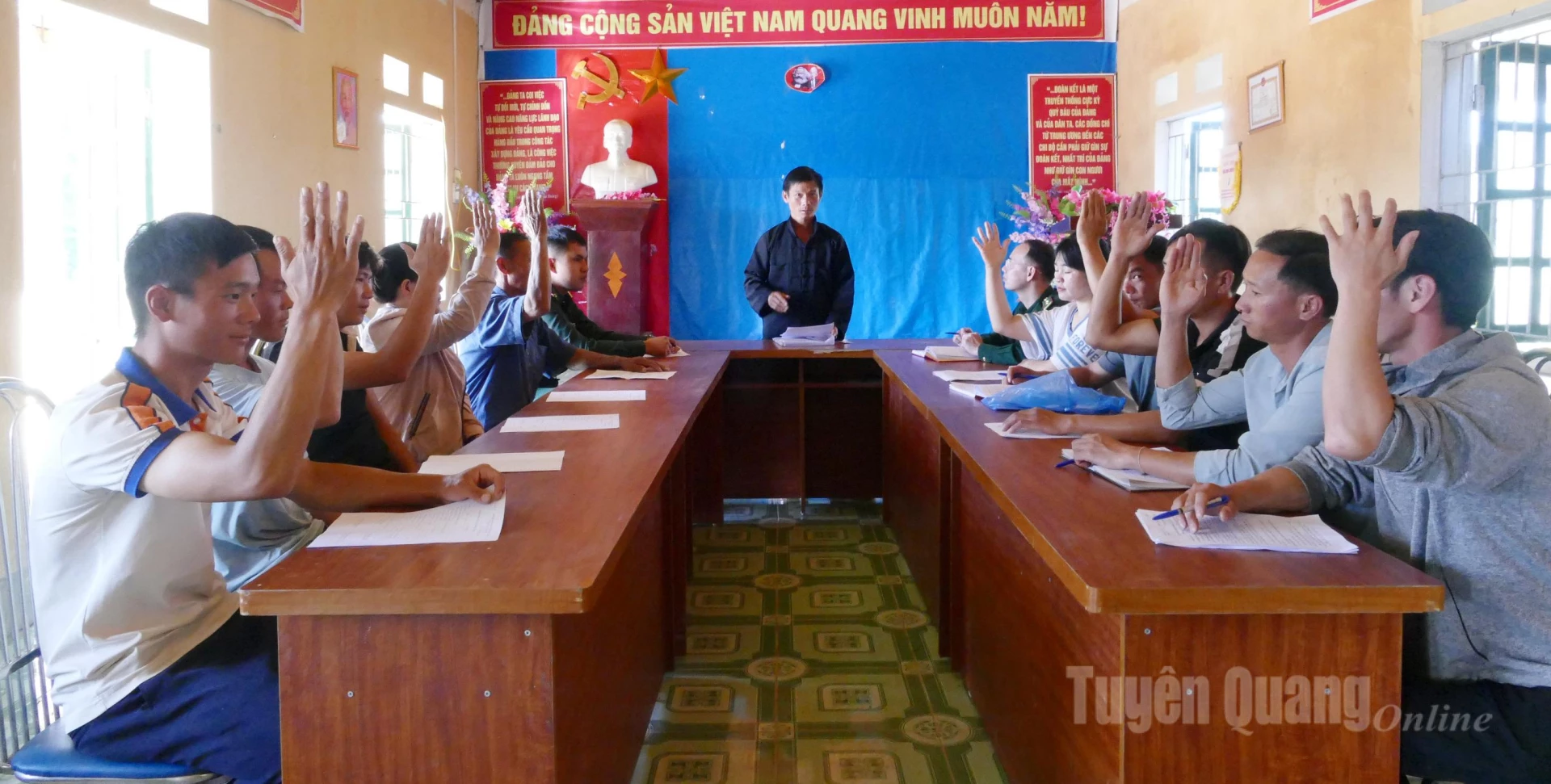 Đảng viên Chi bộ thôn Hậu Cấu 2, xã Xín Mần biểu quyết thông qua nội dung tại buổi sinh hoạt chi bộ định kỳ.