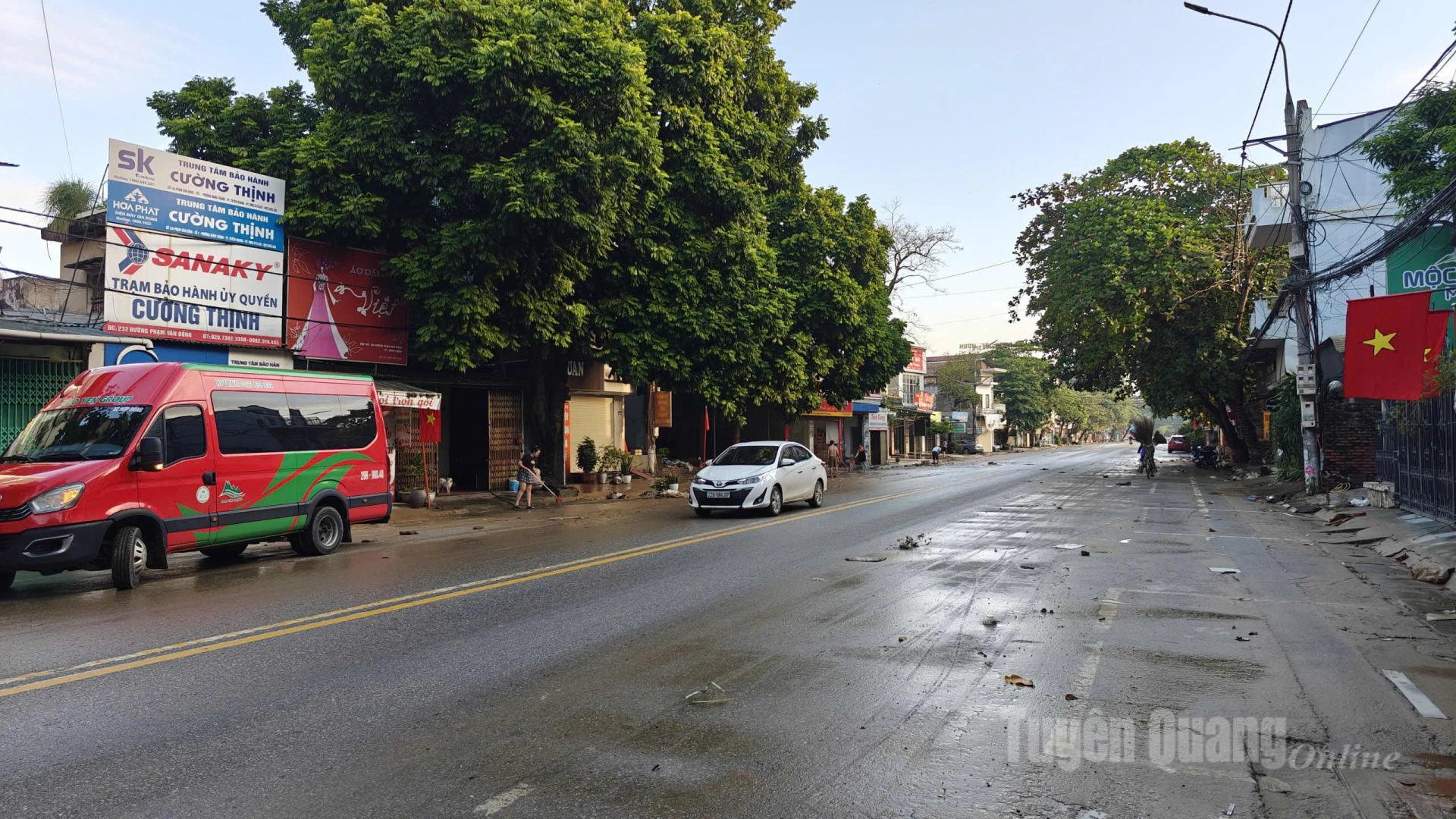 Tuyến đường Phạm Văn Đồng, phường An Tường nước đã rút toàn bộ, các phương tiện có thể lưu thông bình thường. Ảnh: Minh Hoàng