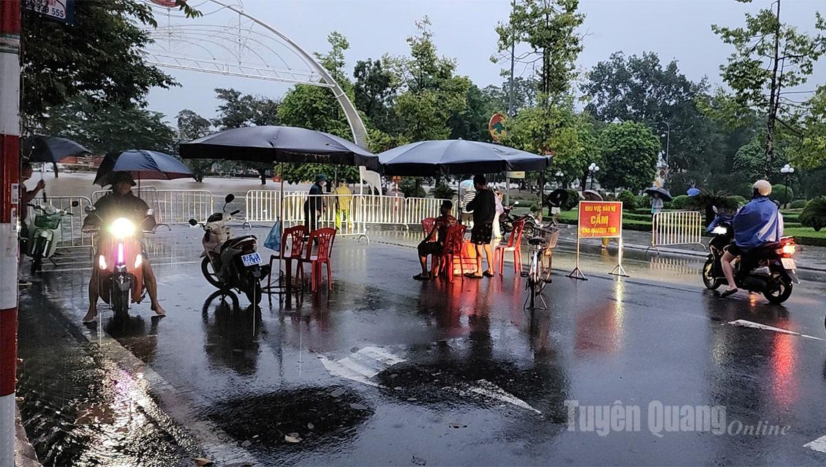  Lực lượng chức năng đã lập rào chắn. Ảnh: Thanh Phúc