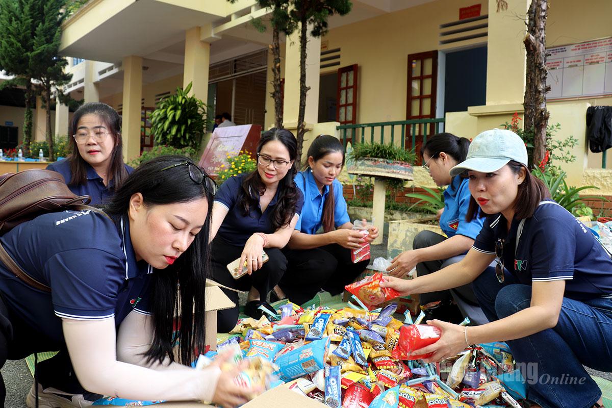 Các thành viên trong Công đoàn, đoàn viên, thanh niên Báo và phát thanh, truyền hinh Tuyên Quang vận chuyển và chuẩn bị những suất quà cho các em học sinh tại 2 xã Thắng Mố và Bạch Đích.