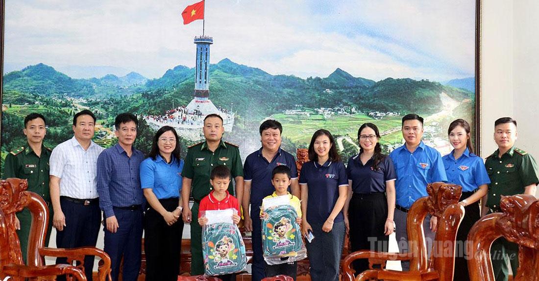 Trong khuôn khổ chương trình Đoàn cũng trao tặng 3 suất học bổng cho con nuôi Đồn Biên phòng Bạch Đích.