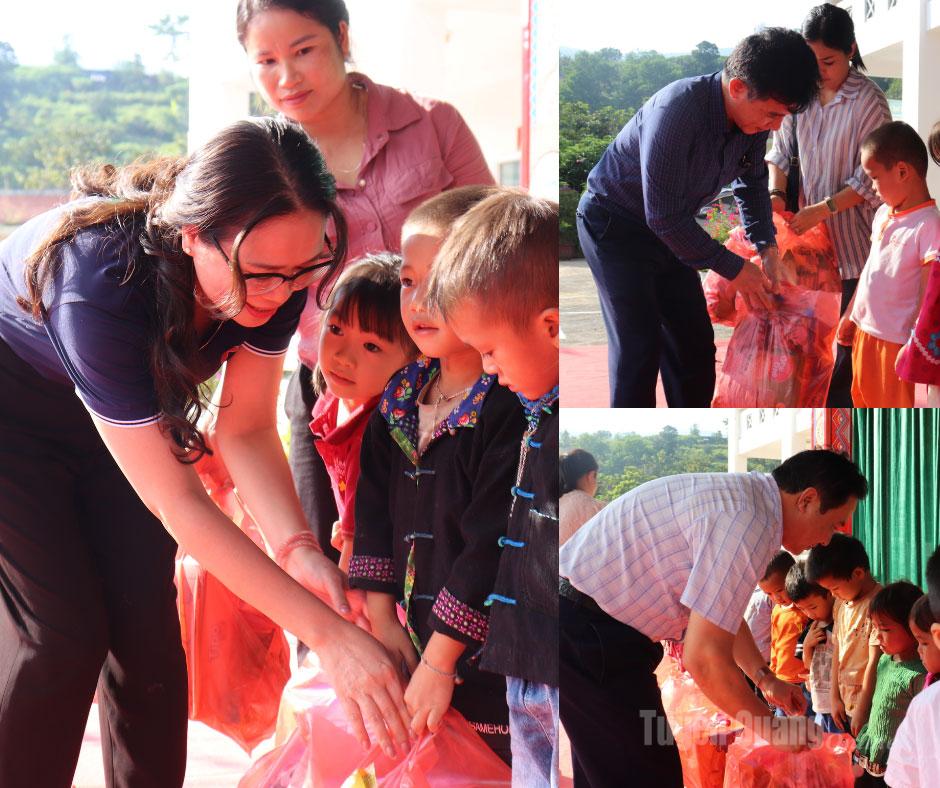 Leaders of Tuyen Quang Newspaper, Radio and Television Station presented practical gifts to students in the border communes of Thang Mo and Bach Dich.
