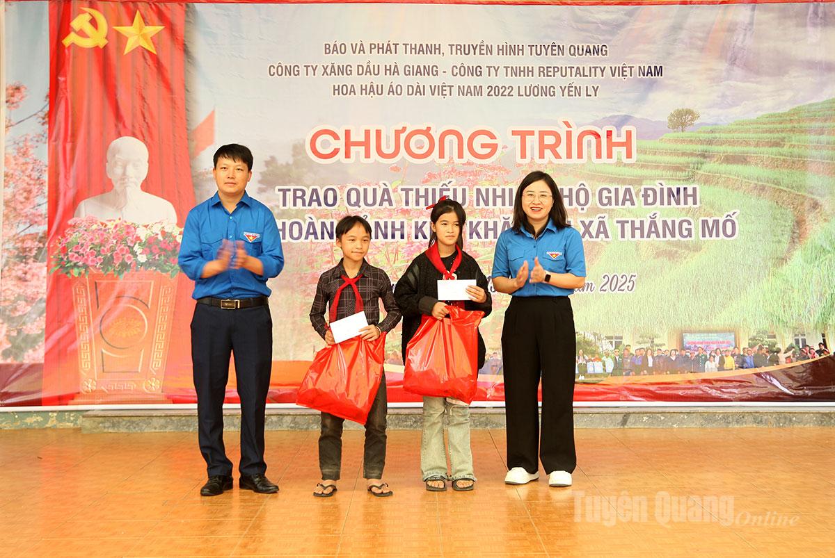 Ông Giàng Minh Tuấn, Phó Chủ tịch UBND xã Thắng Mố chia sẻ: “Xã Thắng Mố rất vui mừng và xúc động khi được Đoàn công tác Báo và phát thanh, truyền hình Tuyên Quang trao tặng Quỹ khuyến học trị giá 10 triệu đồng. Đây là nguồn hỗ trợ ý nghĩa, góp phần khích lệ tinh thần hiếu học của các em học sinh, đặc biệt là những em có hoàn cảnh khó khăn. Chính quyền địa phương sẽ sử dụng Quỹ đúng mục đích, trao đến đúng đối tượng, để mỗi phần quà thực sự trở thành động lực giúp các em vươn lên trong học tập và cuộc sống.”
