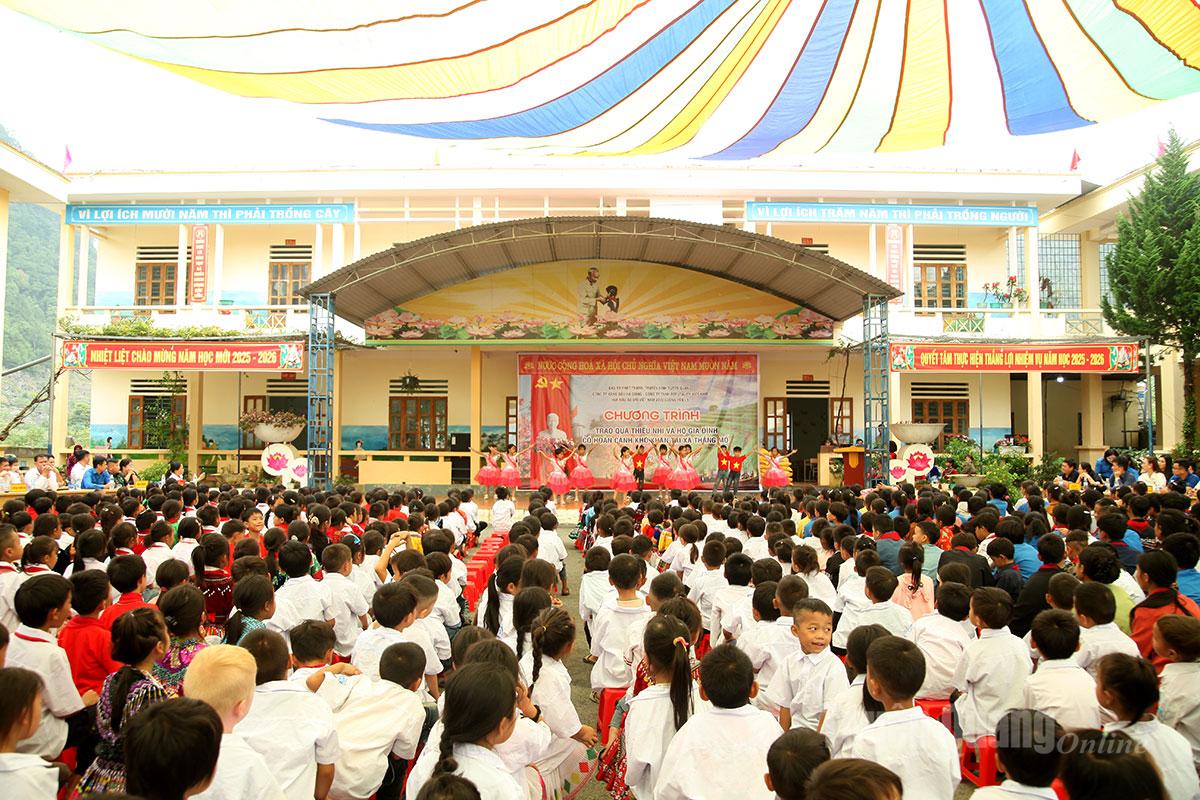 Các đồng chí lãnh đạo Báo và phát thanh truyền hình Tuyên Quang trao những phần quà thiết thực cho các em học sinh tại xã biên giới Thắng Mố và Bạch Đích.