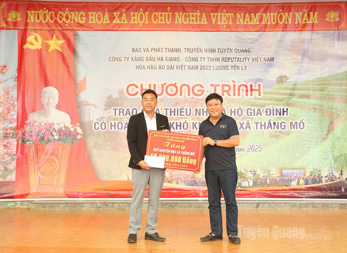 Đại diện Chi đoàn Báo và phát thanh, truyền hình Tuyên Quang và Đoàn xã Thắng Mố trao quà cho các em học sinh mô côi có hoàn cảnh đặc biệt khó khăn.