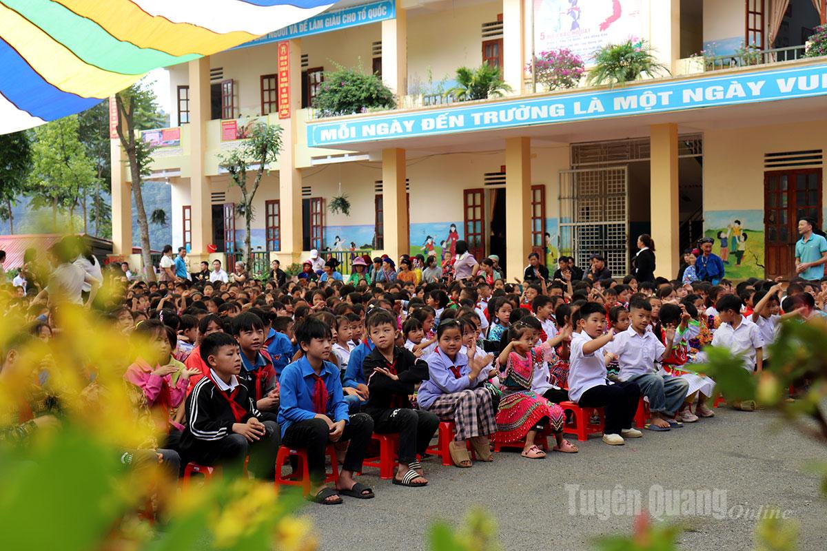 Các em học sinh hào hứng tại chương trình