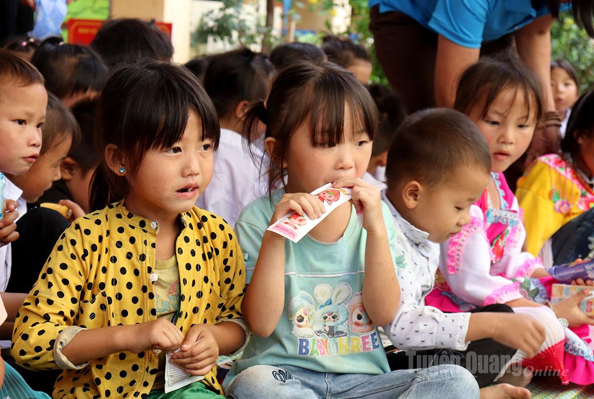 Các em học sinh hào hứng tại chương trình