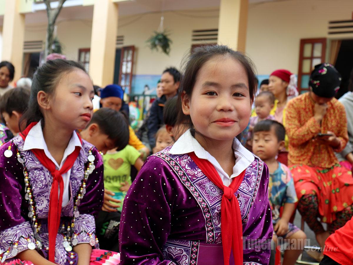 Các em học sinh hào hứng tại chương trình