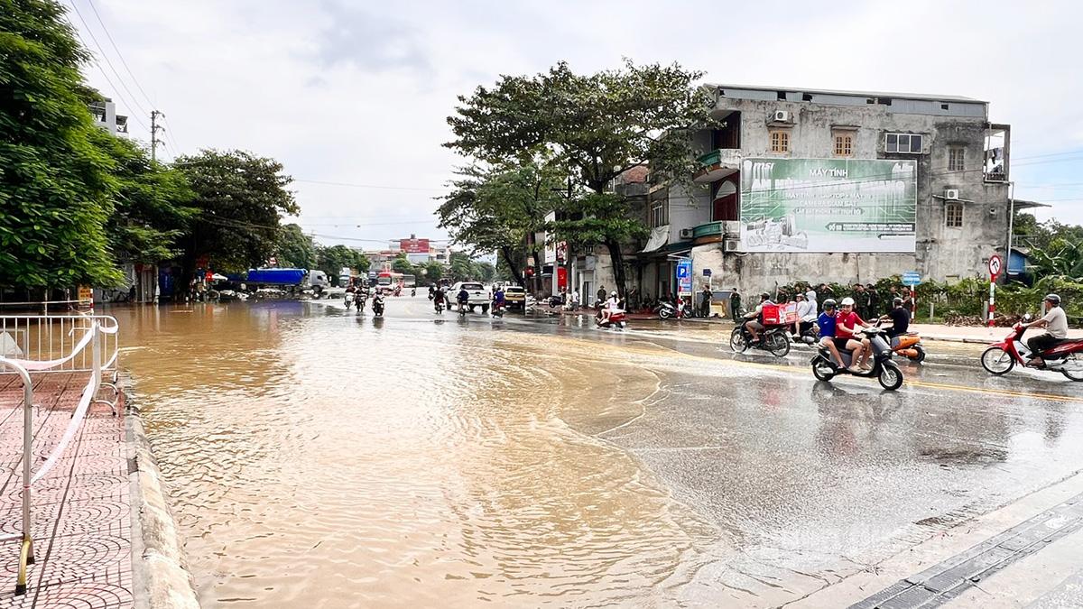 Nước dâng đến đường Nguyễn Trãi và khu vực cầu Chả (phường Minh Xuân) lúc 14h00.