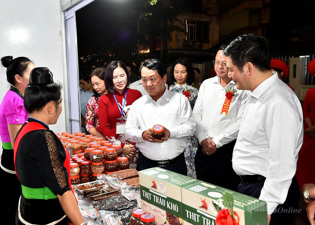 Delegates visit product display booths at the Fair and Exhibition.
