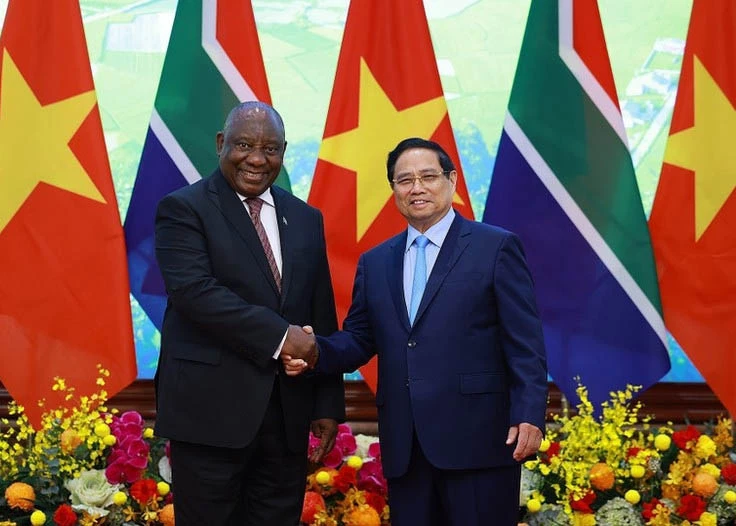 Prime Minister Pham Minh Chinh (right) meets with South African President Matamela Cyril Ramaphosa on October 23, 2025 in Ha Noi. (Photo: VNA)