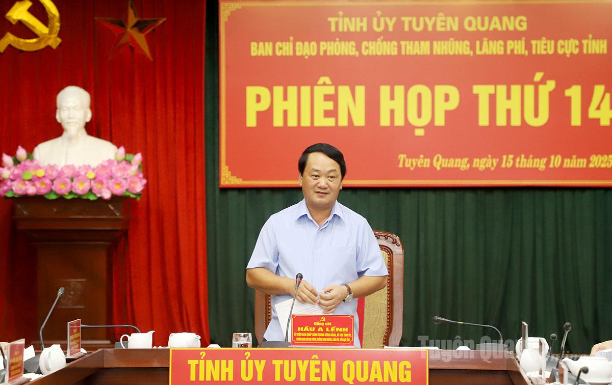 Bí thư Tỉnh ủy Hầu A Lềnh phát biểu kết luận phiên họp.