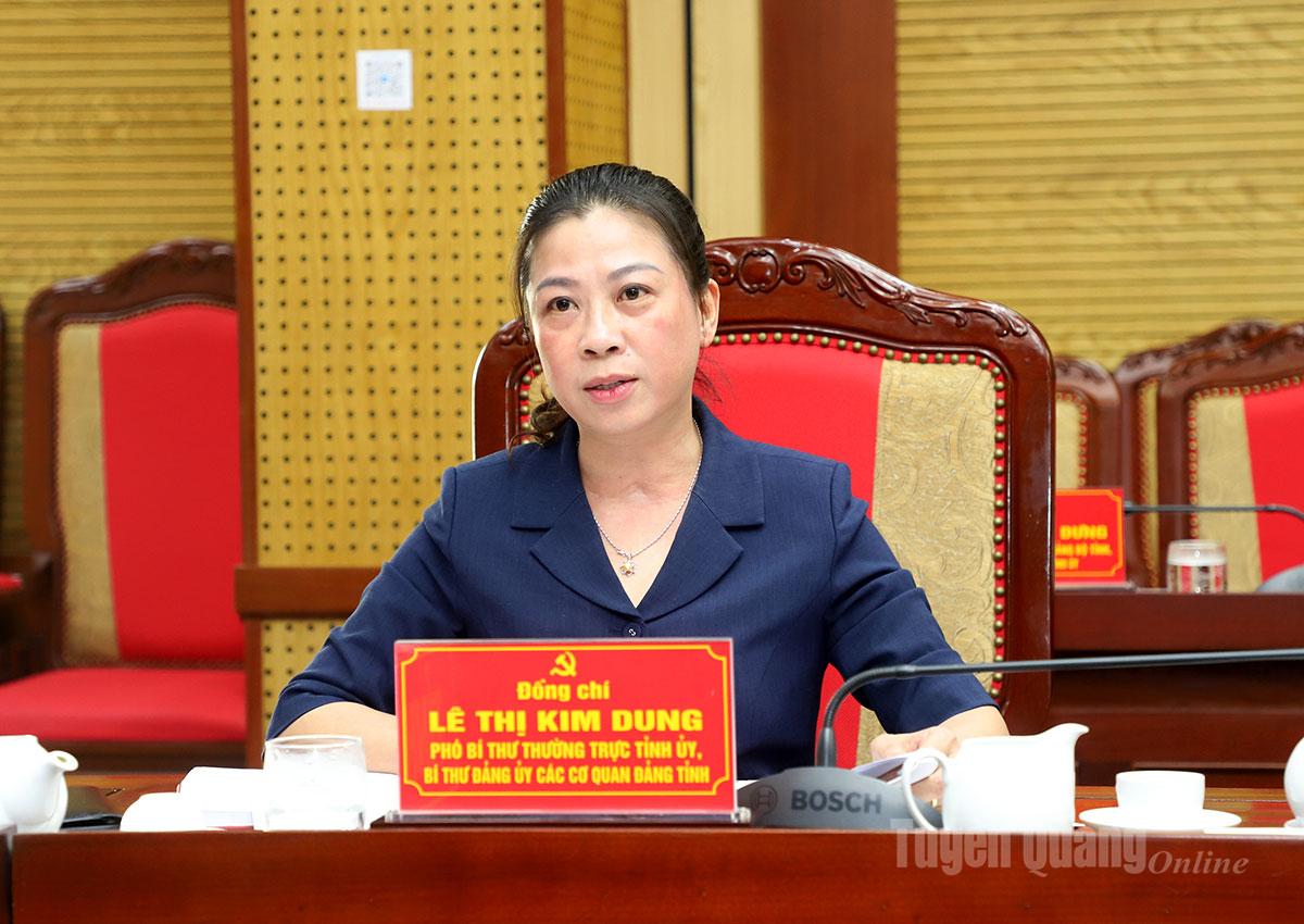 Phó Bí thư Thường trực Tỉnh ủy Lê Thị Kim Dung thảo luận tại phiên họp.