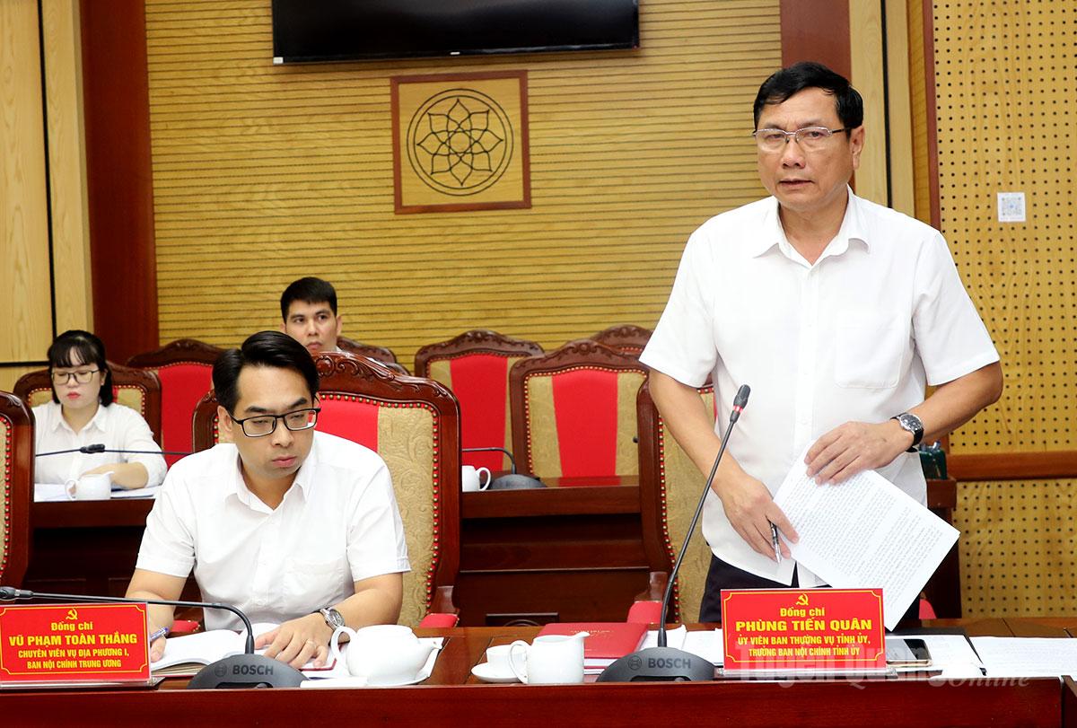 Trưởng ban Nội chính Tỉnh ủy – Cơ quan Thường trực BCĐ Phùng Tiến Quân thảo luận tại phiên họp.