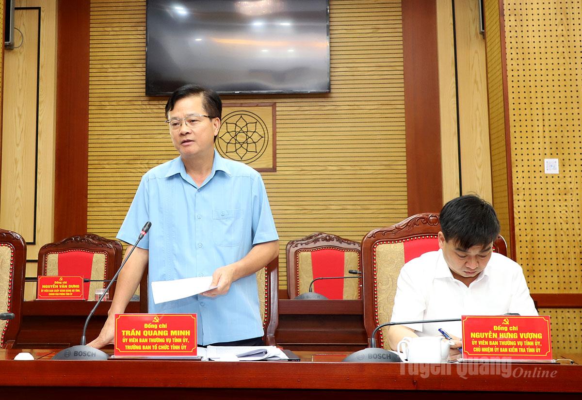 Trưởng Ban Tổ chức Tỉnh ủy Trần Quang Minh thảo luận tại phiên họp