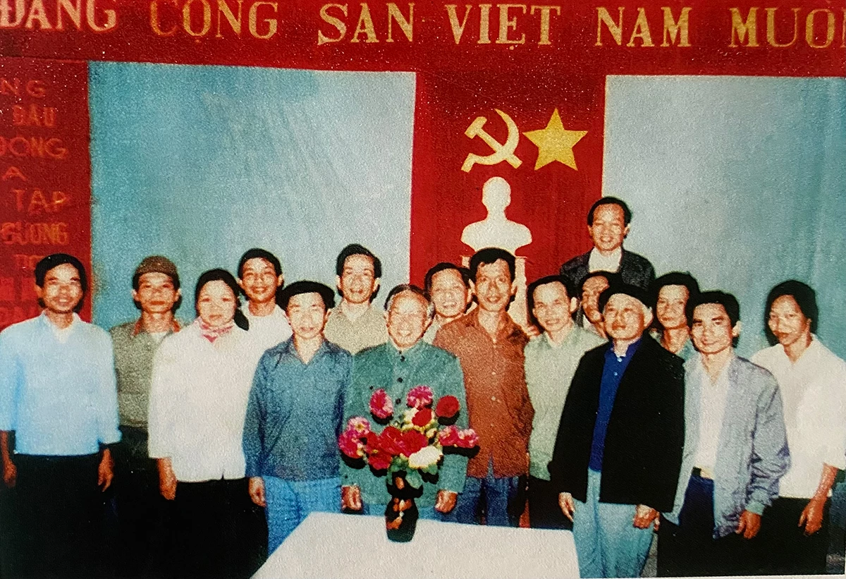 Chủ tịch Quốc hội Lê Quang Đạo làm việc tại huyện Mèo Vạc, Hà Tuyên năm 1990