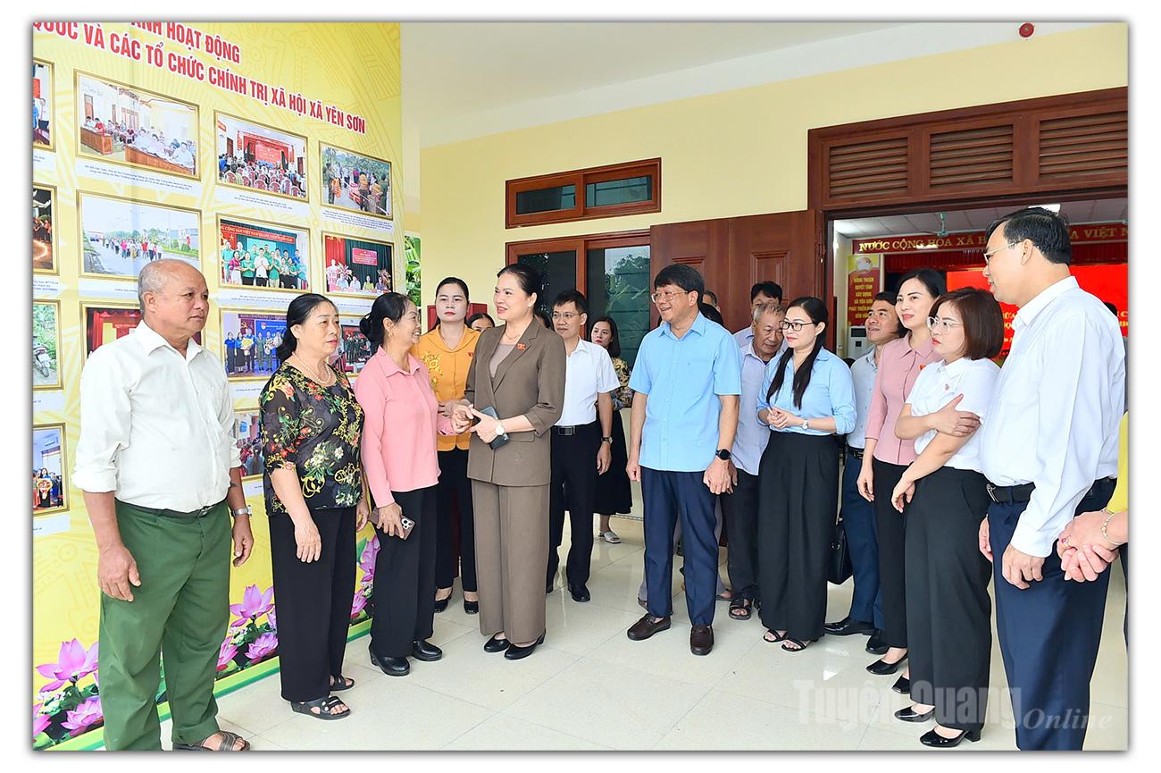 Đại biểu Quốc hội Hà Thị Nga, Phó Chủ tịch Ủy ban Trung ương MTTQ Việt Nam trao đổi với cử tri xã Yên Sơn.