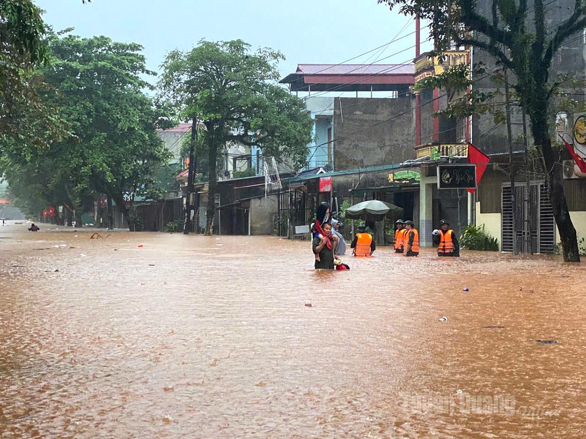 Trung tâm xã Vị Xuyên ngập úng cục bộ. Ảnh: Mộc Lan