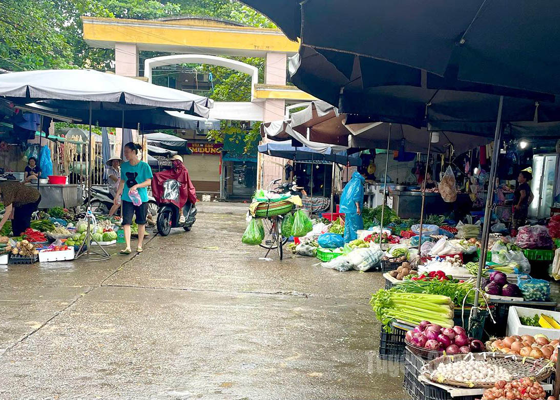 Vendors at Tam Co Market ensure sufficient food supply for local people during the storm and floods.