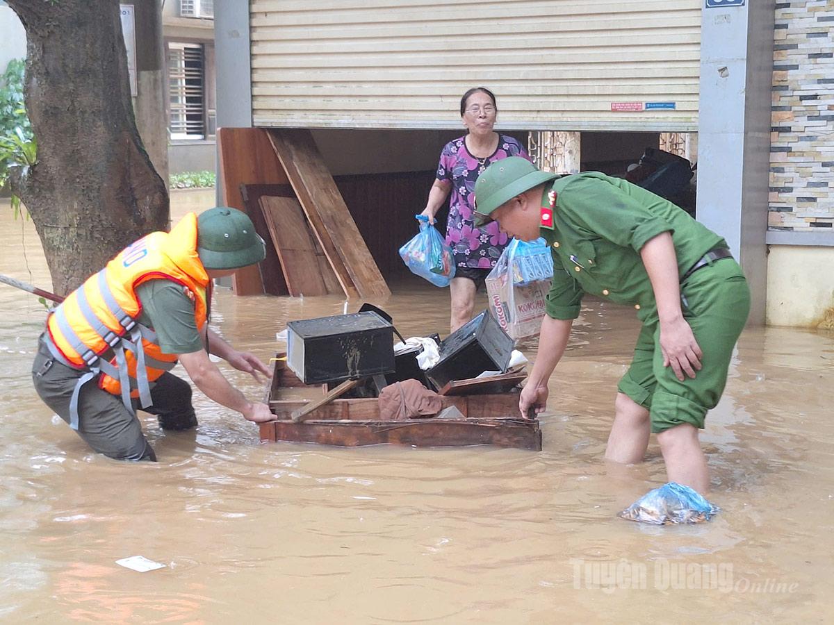 Cán bộ, chiến sỹ Công an phường Hà Giang 1 hỗ trợ người dân dọn dẹp sau lũ. Ảnh: Nguyễn Yếm