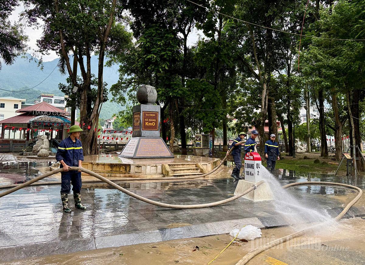 Cán bộ, chiến sỹ Phòng Cảnh sát PCCC và CNCH, Công an tỉnh dọn dẹp khu vực Quảng trường 26/3, phường Hà Giang 1.
