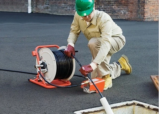 Ngoài hút hầm cầu, VinaTek còn là đơn vị uy tín trong dịch vụ thông cống nghẹt Dĩ An.